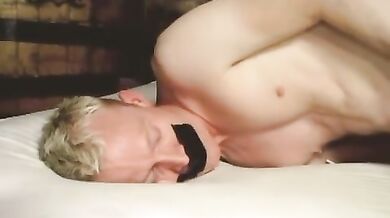 Negro sfonda culo bianco