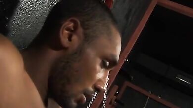 Schiavo gay inculato da padrone nero