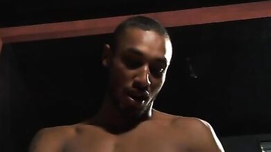 Schiavo gay inculato da padrone nero