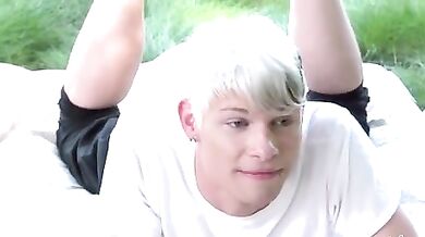 Biondo frocio scopato dagli amici