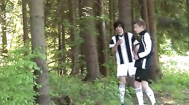 Biondo frocio scopato dagli amici