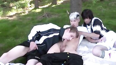 Biondo frocio scopato dagli amici