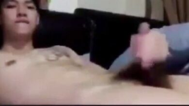 Ragazzo asiatico si masturba sul letto in cam