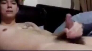 Ragazzo asiatico si masturba sul letto in cam