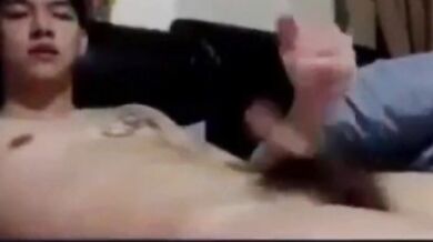 Ragazzo asiatico si masturba sul letto in cam