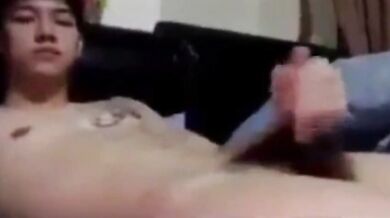 Ragazzo asiatico si masturba sul letto in cam