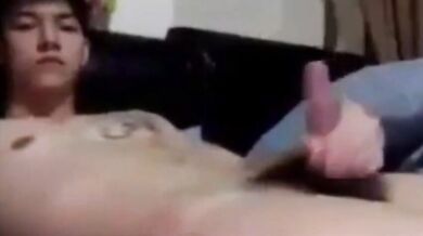 Ragazzo asiatico si masturba sul letto in cam