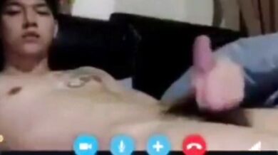 Ragazzo asiatico si masturba sul letto in cam