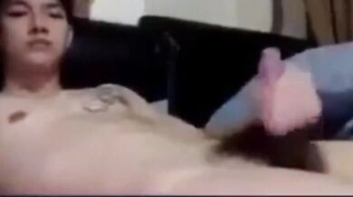 Ragazzo asiatico si masturba sul letto in cam