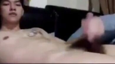 Ragazzo asiatico si masturba sul letto in cam