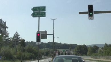 Ragazzo si masturba mentre guida