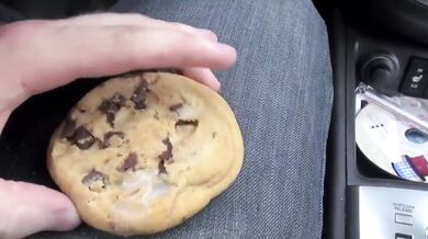 Ragazzo si masturba mentre guida