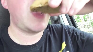 Ragazzo si masturba mentre guida