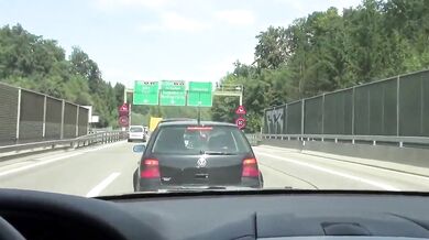 Ragazzo si masturba mentre guida