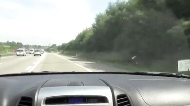 Ragazzo si masturba mentre guida