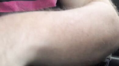 Ragazzo si masturba mentre guida