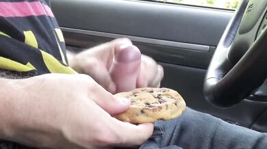 Ragazzo si masturba mentre guida