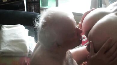 Nonno gli fa un pompino veloce