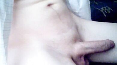 Ragazzo rasato si masturba e si sborra addosso