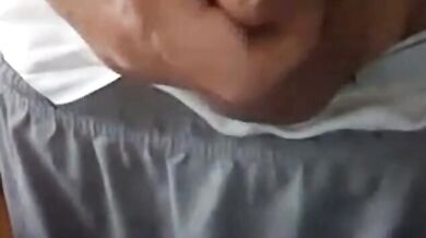 Vecchio che si masturba il suo grosso cazzo