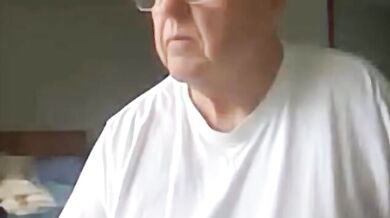 Vecchio che si masturba il suo grosso cazzo