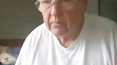 Vecchio che si masturba il suo grosso cazzo