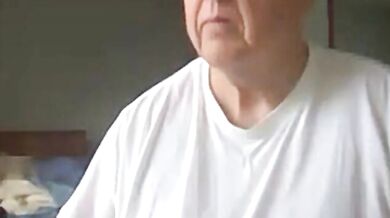 Vecchio che si masturba il suo grosso cazzo