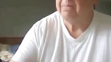 Vecchio che si masturba il suo grosso cazzo