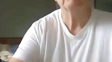 Vecchio che si masturba il suo grosso cazzo