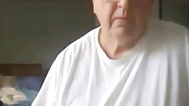 Vecchio che si masturba il suo grosso cazzo