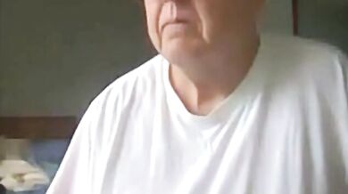 Vecchio che si masturba il suo grosso cazzo