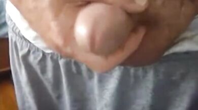 Vecchio che si masturba il suo grosso cazzo