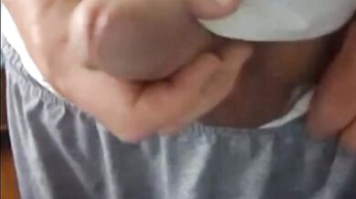 Vecchio che si masturba il suo grosso cazzo