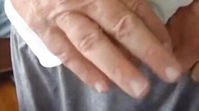 Vecchio che si masturba il suo grosso cazzo