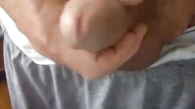 Vecchio che si masturba il suo grosso cazzo
