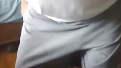 Vecchio che si masturba il suo grosso cazzo