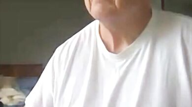 Vecchio che si masturba il suo grosso cazzo