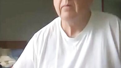 Vecchio che si masturba il suo grosso cazzo