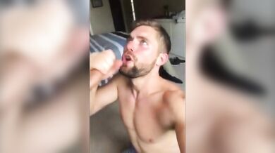 Bel ragazzo bianco succhia un grosso cazzo