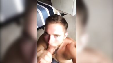 Bel ragazzo bianco succhia un grosso cazzo