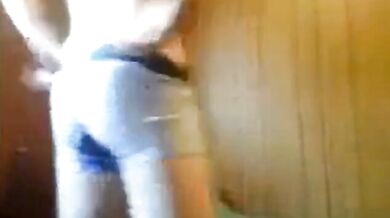 Ragazzo carino mostra il suo culo voglioso di essere penetrato