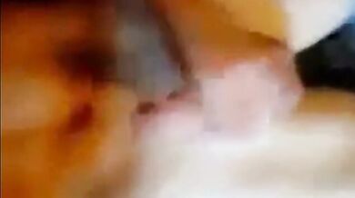 Ragazzo carino mostra il suo culo voglioso di essere penetrato