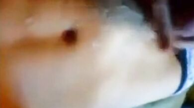 Ragazzo carino mostra il suo culo voglioso di essere penetrato