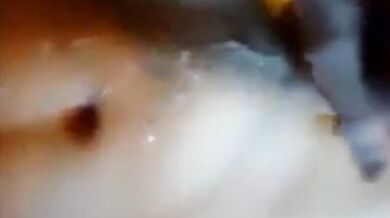 Ragazzo carino mostra il suo culo voglioso di essere penetrato