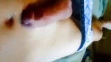 Ragazzo carino mostra il suo culo voglioso di essere penetrato