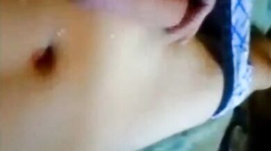 Ragazzo carino mostra il suo culo voglioso di essere penetrato