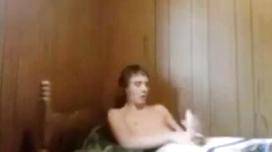 Ragazzo carino mostra il suo culo voglioso di essere penetrato