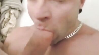 Tedesco sexy si fa riempire la bocca di sborra