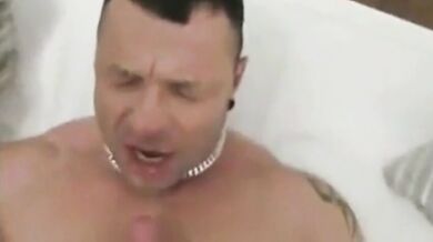 Tedesco sexy si fa riempire la bocca di sborra