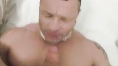 Tedesco sexy si fa riempire la bocca di sborra